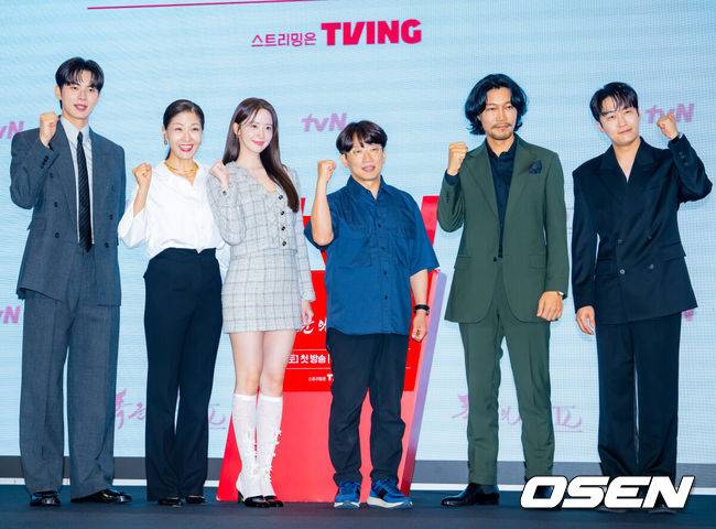 [OSEN=민경훈 기자]  19일 오후 서울 신도림 디큐브시티 내 더 세인트에서 &nbsp;tvN&nbsp;새 토일드라마&nbsp;‘폭군의 셰프’(연출 장태유) 제작발표회가 진행됐다.오는 23일 첫 방송 예정인 &nbsp;‘폭군의 셰프’는 최고의 순간 과거로 타임슬립한 셰프(임윤아)가 최악의 폭군이자 절대 미각의 소유자인 왕을 만나며 벌어지는 서바이벌 판타지 로맨틱코미디 드라마이다.이채민, 서이숙, 임윤아, 장태유 감독, 최귀화, 오의식이 입장하며 포즈를 취하고 있다. 2025.08.19 /rumi@osen.co.kr