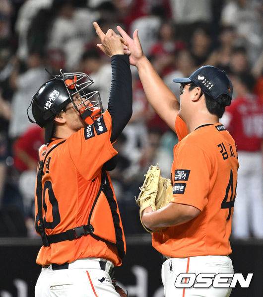 [OSEN=대전, 이대선 기자] 프로야구 한화 이글스가 6연패 이후 2연승으로 반등했다. 한화는 24일 대전 한화생명볼파크에서 열린 2025 신한 SOL Bank KBO리그 SSG 랜더스와의 홈경기를 5-2로 역전승했다. 경기 종료 후 한화 김서현이 이재원과 승리의 기쁨을 나누고 있다. 2025.08.24 /sunday@osen.co.kr