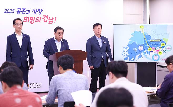 거제-통영 고속도로 예타 통과 관련 브리핑. 경남도 제공