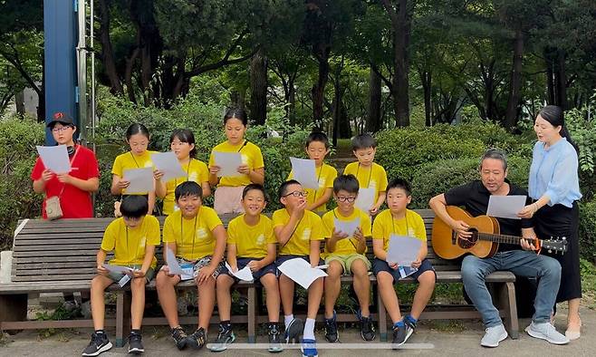 도쿄 샘물학교 어린이들이 ‘해사한(전영준·강순예)’과 한국외국어대 교정에서 ‘5.15 세종대왕 나신 날’을 노래하고 있다.