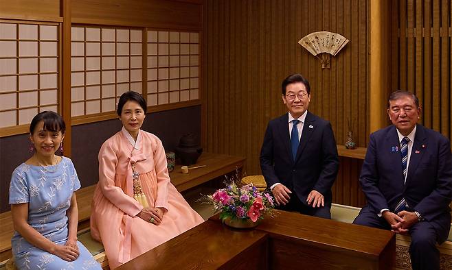 이재명 대통령과 김혜경 여사가 이시바 시게루 일본 총리, 부인 이시바 요시코 여사와 23일(현지 시간) 일본 도쿄 총리 관저에서 한일 정상 내외 친교행사 기념촬영을 하고 있다. 공동취재