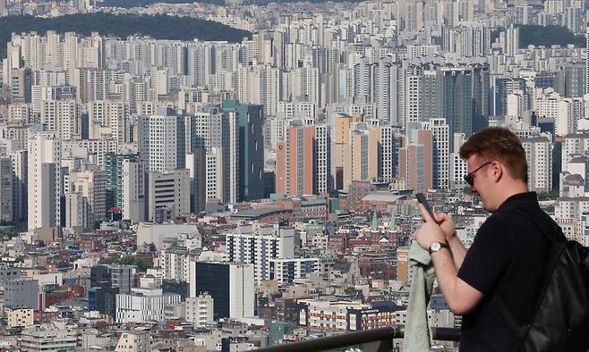 서울 남산에서 바라본 아파트 등 모습. 뉴스1