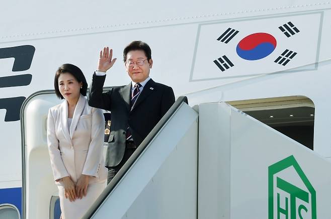 미국으로 출발하는 이재명 대통령 - 일본 방문 일정을 마친 이재명 대통령과 김혜경 여사가 23일 도쿄 하네다공항에서 도널드 트럼프 미국 대통령과의 한미 정상회담을 위해 워싱턴DC로 향하며 공군1호기에 올라 인사하고 있다. 2025.08.24. 뉴시스