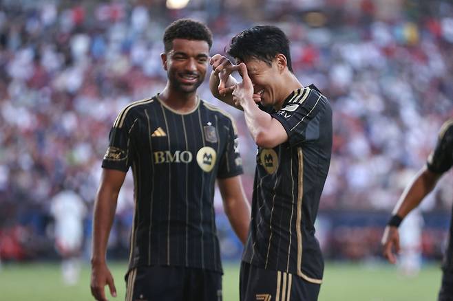 LAFC 손흥민이 24일 댈러스와의 MLS 경기에서 리그 데뷔골을 넣은 뒤 시그니처 세리머니를 하고 있다. AFP연합뉴스