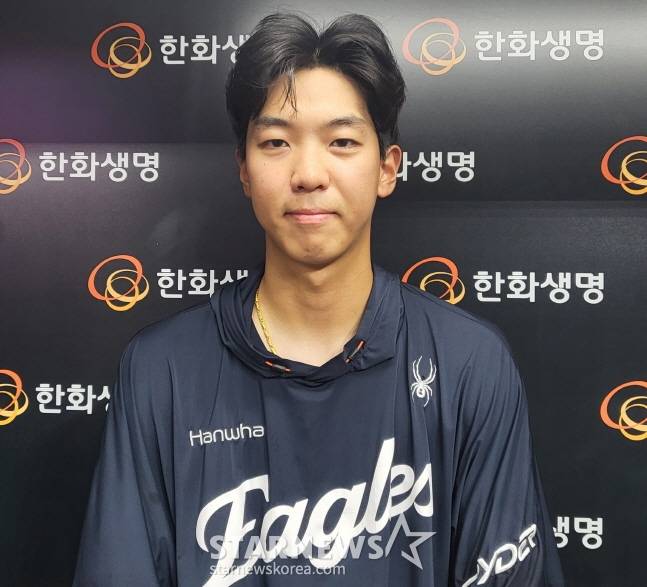 한화 황준서가 23일 SSG전 선발승을 거둔 뒤 취재진과 인터뷰를 하고 있다. /사진=안호근 기자