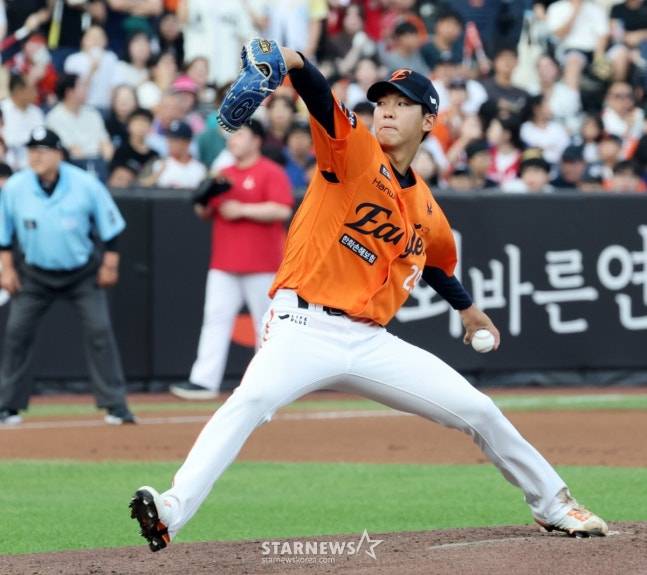 황준서가 SSG전 선발 등판해 역투를 펼치고 있다. /사진=강영조 선임기자