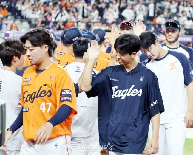 황준서(오른쪽)가 팀 승리 선수단과 하이파이브를 하고 있다. /사진=강영조 선임기자