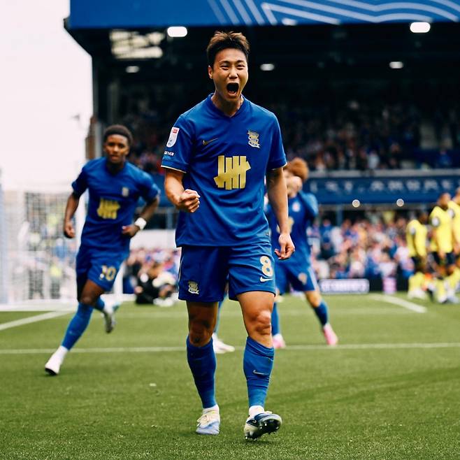 버밍엄 시티 백승호가 23일(한국시간) 영국 버밍엄의 세인트앤드루스 스타디움에서 열린 옥스퍼드 유나이티드에서 골을 터뜨린 뒤 포효하고 있다. /사진=버밍엄 시티 SNS 캡처