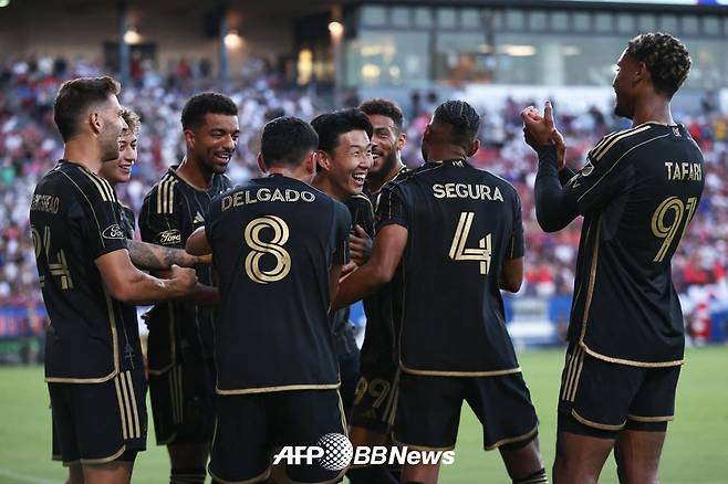 로스앤젤레스(LA)FC 손흥민이 24일(한국시간) 미국 텍사스주 댈러스의 도요타 스타디움에서 열린 2025 MLS 정규리그 28라운드 원정경기 FC댈러스전에서 프리킥으로 MLS 데뷔골을 터뜨린 뒤 동료들의 축하를 받고 있다. /AFPBBNews=뉴스1