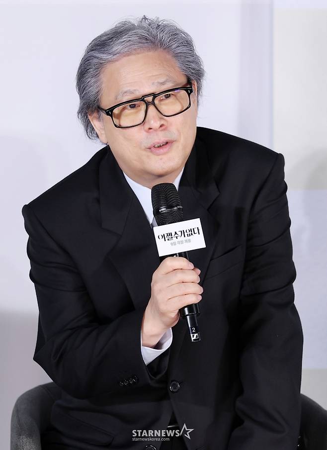 박찬욱 감독이 19일 서울 용산구 CGV아이파크몰에서 열린 영화 ‘어쩔수가 없다‘ 제작보고회에서 인사말을 하고 있다.   '어쩔 수가 없다'는 모든 것이 만족스러웠던 회사원 만수가 갑작스러운 해고 이후 가족과 집을 지키기 위해 재취업 전쟁에 뛰어드는 이야기를 그린다. 오는 9월 개봉 예정. /2025.08.19 /사진=김휘선 hwijpg@