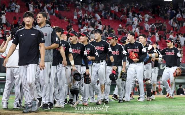 LG 선수단이 광주-기아 챔피언스필드에서 KIA에 승리한 후 하이파이브를 하고 있다. /사진=강영조 선임기자