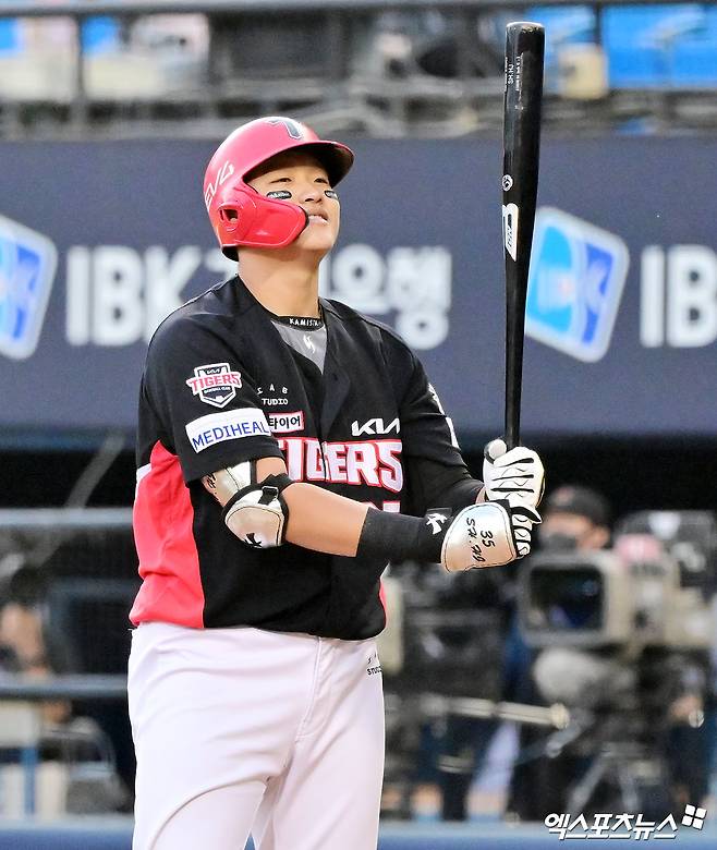 5일 오후 서울 송파구 잠실야구장에서 열린 '2025 신한 SOL Bank KBO리그' KIA 타이거즈와 두산 베어스의 경기, 4회초 2사 1,3루 KIA 김석환이 헛스윙 삼진을 당한 후 아쉬워하고 있다. 엑스포츠뉴스 DB