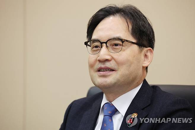 인터뷰하는 한기정 공정거래위원장 (서울=연합뉴스) 최재구 기자 = 한기정 공정거래위원장이 서울 대한상의 내 공정거래조정원에서 연합뉴스와 인터뷰를 하고 있다. 2023.1.2 jjaeck9@yna.co.kr