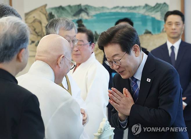 조계종 총무원장 진우스님 만난 이재명 대통령 (서울=연합뉴스) 한상균 기자 = 이재명 대통령이 2025년 7월 9일 용산 대통령실에서 오찬에 참석한 조계종 총무원장 진우스님과 인사하며 합장하고 있다. [연합뉴스 자료사진]