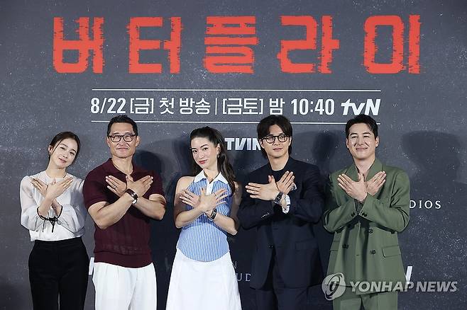 한국에서 촬영 미국 드라마 '버터플라이' (서울=연합뉴스) 강민지 기자 = 21일 서울 CGV용산아이파크몰에서 열린 영화 '버터플라이' 기자간담회에서 배우들이 포즈를 취하고 있다. 왼쪽부터 김태희, 대니얼 대 김, 레이나 하디스티, 김지훈, 션 리차드.
 2025.8.21 mjkang@yna.co.kr
