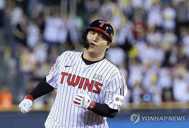 문보경 '동점 홈런!' (서울=연합뉴스) 임화영 기자 = 21일 서울 잠실야구장에서 열린 프로야구 롯데 자이언츠와 LG 트윈스의 경기.
    7회 말 무사 LG 문보경이 솔로 홈런을 친 뒤 그라운드를 달리고 있다. 2025.8.21 hwayoung7@yna.co.kr
