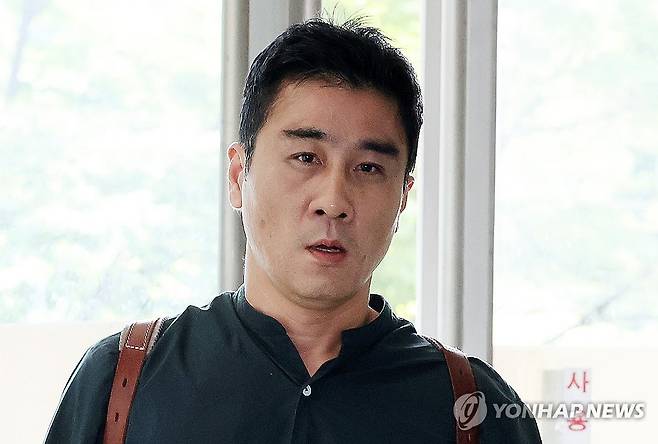 전직 해병 이관형 씨, 특검 출석 (서울=연합뉴스) 이동해 기자 = 임성근 전 해병대 1사단장 구명 로비 의혹을 정치권에 제보한 전직 해병 이관형 씨가 21일 참고인 신분으로 조사를 받기 위해 서울 서초한샘빌딩에 위치한 순직해병특별검사팀으로 출석하고 있다. 2025.8.21 eastsea@yna.co.kr