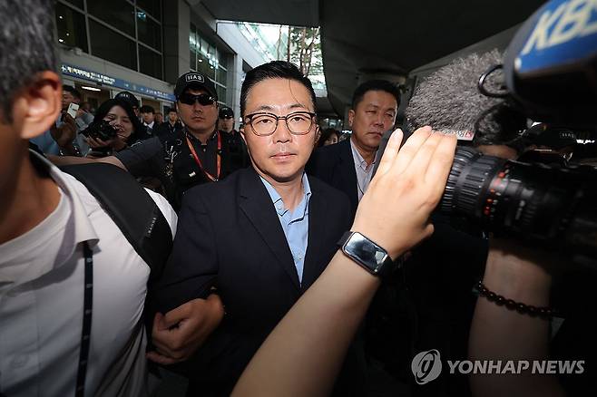 입국 직후 김건희특검에 체포된 '집사' 김예성씨 (영종도=연합뉴스) 류영석 기자 = 김건희 여사 일가의 '집사'로 지목된 김예성씨가 12일 인천국제공항 제1여객터미널을 통해 입국한 뒤 민중기 특별검사팀에 체포돼 이동하고 있다. 2025.8.12 ondol@yna.co.kr