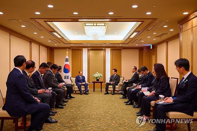 이재명 대통령, 일한의원연맹 의원단 접견 (도쿄=연합뉴스) 홍해인 기자 = 이재명 대통령이 24일 일본 도쿄의 한 호텔에서 일한의원연맹 회장인 스가 요시히데 전 일본 총리 등 의원단을 접견하고 있다. 2025.8.24 [공동취재] hihong@yna.co.kr