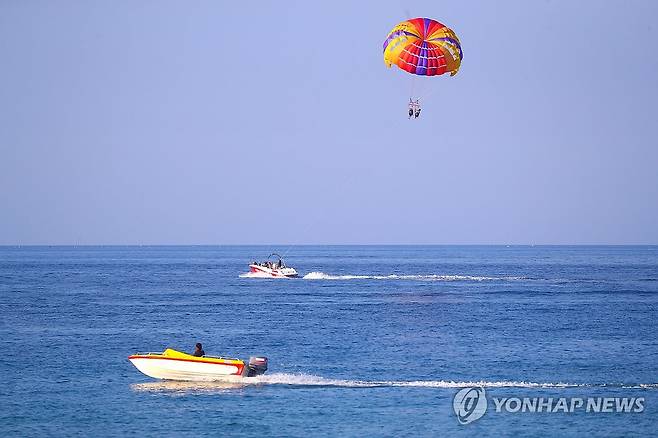 '막바지 피서 즐기자' (강릉=연합뉴스) 류호준 기자 = 23일 강원 강릉 앞바다에서 피서객들이 수상 레저 활동을 하고 있다. 2025.8.23 ryu@yna.co.kr