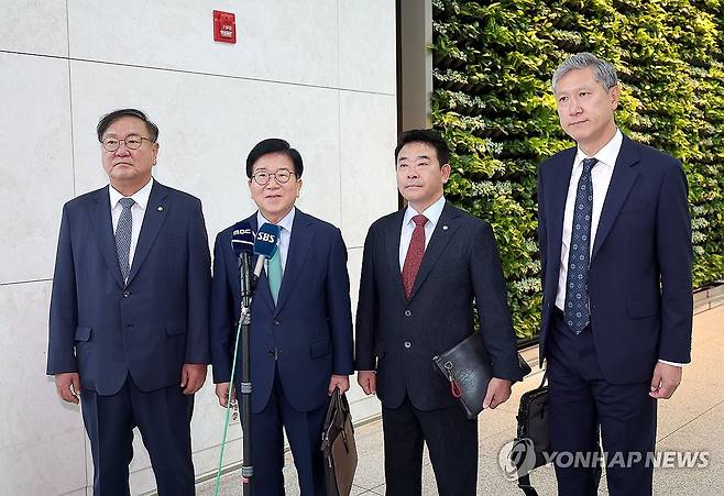 중국 향하는 박병석 대통령 중국 특사단장 (영종도=연합뉴스) 류영석 기자 = 박병석 전 국회의장, 더불어민주당 김태년·박정 의원, 노재헌 동아시아문화재단 이사장 등 대통령 중국 특사단이 24일 인천국제공항 제1여객터미널을 통해 중국으로 출국하고 있다. 2025.8.24 ondol@yna.co.kr