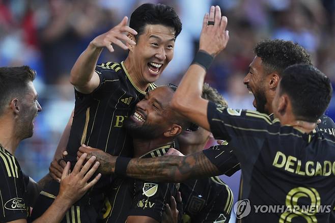 동료들과 득점의 기쁨을 나누는 손흥민 [AP=연합뉴스]