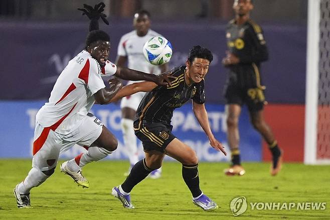 볼 경합을 펼치는 손흥민  [AP=연합뉴스]