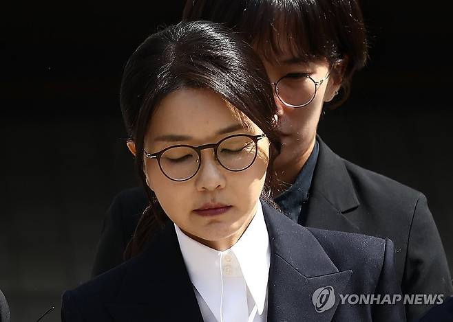 굳은 표정의 김건희 여사 (서울=연합뉴스) 윤석열 전 대통령 부인 김건희 여사가 12일 구속 전 피의자 심문(영장실질심사)을 마친 뒤 서울 서초구 서울중앙지법을 나서고 있다. 2025.8.12 [사진공동취재단] photo@yna.co.kr