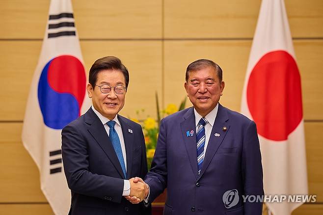 소인수회담 갖는 한일 정상 (도쿄=연합뉴스) 홍해인 기자 = 1박2일 일정으로 일본을 방문한 이재명 대통령이 23일 일본 도쿄 총리 관저에서 이시바 시게루 일본 총리와 한일 정상 소인수회담을 하며 악수하고 있다. 2025.8.24 [공동취재] hihong@yna.co.kr