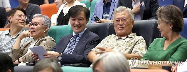 문재인 전 대통령 내외, 조국·최강욱 함께  영화 관람 (양산=연합뉴스) 김동민 기자 = 문재인 전 대통령 내외와 조국혁신당 조국 혁신정책연구위원장 등이 24일 오후 경남 양산시 물금읍 메가박스 양산증산점에서 영화 '다시 만날, 조국' 관람을 앞두고 객석에 앉아 있다.     
    왼쪽 두 번째부터 더불어민주당 최강욱 교육연수원장, 조국 위원장, 문 전 대통령, 김정숙 여사. 2025.8.24 image@yna.co.kr