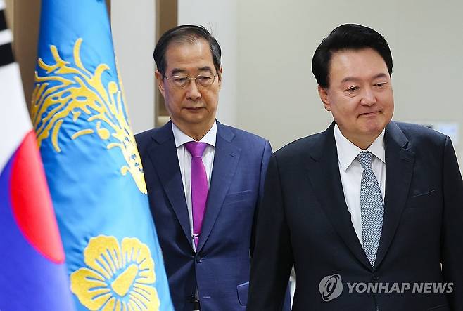 국무회의 입장하는 윤석열 대통령 (서울=연합뉴스) 홍해인 기자 = 윤석열 대통령이 29일 서울 용산 대통령실 청사에서 열린 국무회의에 한덕수 국무총리와 함께 입장하고 있다. 2024.10.29 [대통령실통신사진기자단] hihong@yna.co.kr
