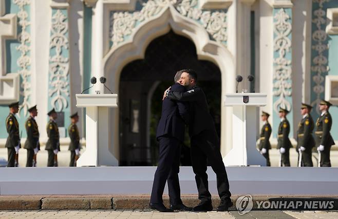 포옹하는 마크 카니 캐나다 총리와 젤렌스키 대통령 [AP 연합뉴스]