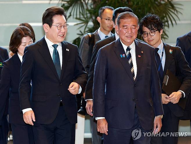 이재명 대통령과 이시바 시게루 총리 (도쿄=연합뉴스) 홍해인 기자 = 이재명 대통령과 이시바 시게루 일본 총리가 23일 일본 도쿄 총리 관저에서 회담장으로 이동하고 있다. 2025.8.23 hihong@yna.co.kr
