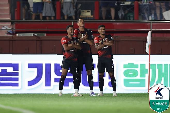골세리머니를 펼치는 포항의 주닝요, 조르지, 오베르단  [한국프로축구연맹 제공. 재판매 및 DB 금지]