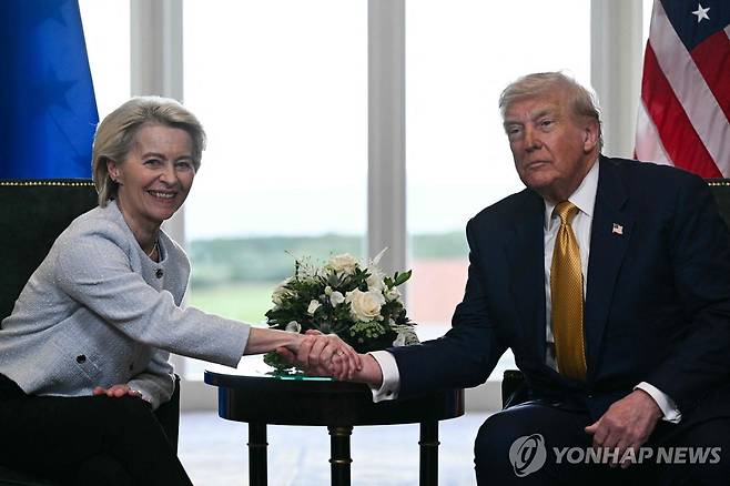 7월 27일 스코틀랜드에서 정상회담 한 폰데어라이엔 위원장과 트럼프 대통령 [AFP 연합뉴스 자료사진]