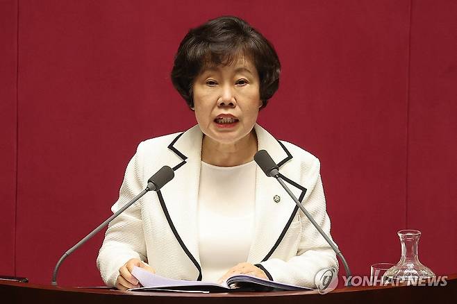 2차 상법 개정안 반대토론 하는 조배숙 의원 (서울=연합뉴스) 김주성 기자 = 국민의힘 조배숙 의원이 24일 국회 본회의에서 2차 상법 개정안에 반대하는 필리버스터(무제한 토론을 통한 합법적인 의사진행 방해)를 하고 있다. 2025.8.24 utzza@yna.co.kr