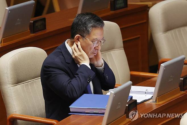 2차 상법 개정안 반대토론 듣는 정성호 법무장관 (서울=연합뉴스) 김주성 기자 = 정성호 법무부 장관이 24일 국회 본회의에서 국민의힘 조배숙 의원의 2차 상법 개정안에 대한 반대 토론을 듣고 있다. 2025.8.24 utzza@yna.co.kr