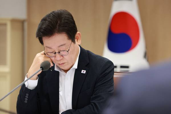 사진은 13일 이재명 대통령이 대통령실 청사에서 열린 나라재정 절약 간담회에서 자료를 살피고 있는 모습. 2025.8.13 /대통령실통신사진기자단