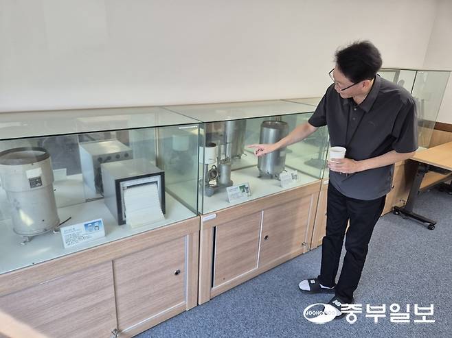 25일 인천기상대에서 김훈상 대장이 1999년 12월 31일까지 정규 관측에 사용했던 장비들을 설명하고 있다. 강현수기자