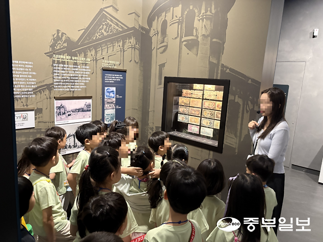 25일 한국은행 경기본부 화폐전시실에 수원 영통구 소재 이야기나무 유치원생들이 방문해 화폐 역사 등을 청취하고 있다. 최영재기자