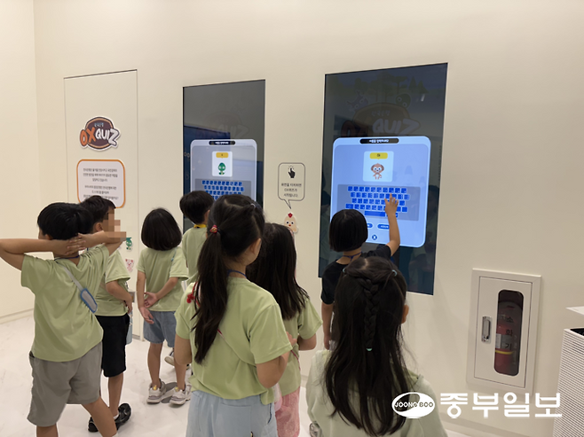 25일 한국은행 경기본부 화폐전시실에 수원 영통구 소재 이야기나무 유치원생들이 방문해 '한국은행 OX퀴즈'를 체험하고 있다. 최영재기자