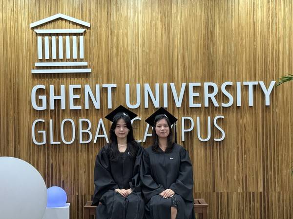 선혜정 양(왼쪽)과 아나이스 양(오른쪽)이 졸업식을 앞두고 기념촬영하고 있다. [사진=겐트대 글로벌캠퍼스]