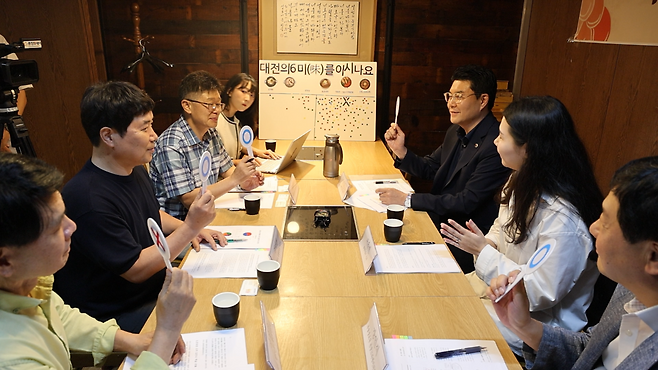 충청투데이 '대전 6미 3주 평가와 개선을 위한 수요미식회'에서 '대전 6미 3주를 정책에 활용해야 하는가'에 대한 질문에 패널들이 OX로 의견를 표시하고 있다.
