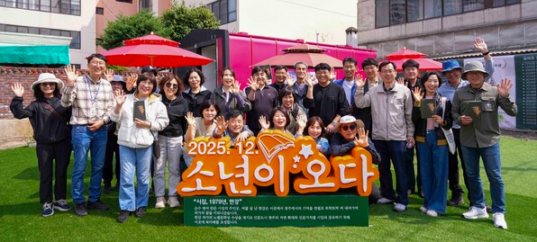 강기정 광주광역시장이 지난 5월11일 오후 북구 중흥도서관부터 동구 5·18민주화운동기록관까지 한강 작가 소설 '소년이 온다' 주요 장소를 연결한 인문투어 '소년의 길'을 걸으며 기념촬영을 하고 있다. 광주광역시 제공&nbsp; &nbsp;