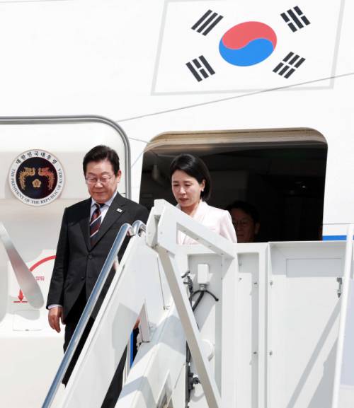 ◇이재명 대통령과 김혜경 여사가 24일(현지시간) 미국 워싱턴DC 인근 앤드루스 합동기지에 도착해 공군 1호기에서 내리고 있다. 연합뉴스