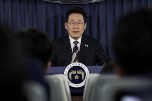 ◇이재명 대통령이 24일(현지시간) 일본 도쿄 하네다공항 이륙 뒤 한미 정상회담을 위해 미국 워싱턴DC로 향하는 공군 1호기 기내에서 기자간담회를 하고 있다. 사진=연합뉴스