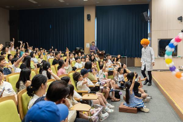 지난달 26일 열린 국회부산도서관 AI 과학놀이터 행사 중 '엉뚱박사의 과학마술쇼'.