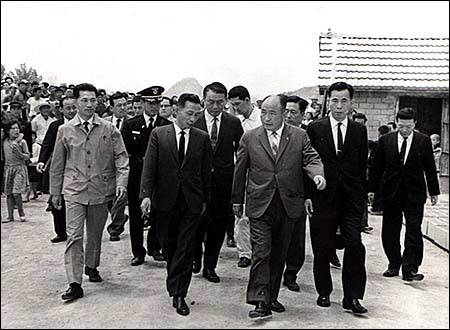 1970년 박정희 대통령이 김해를 방문해 비닐하우스 개발자 박해수 씨로부터 설명을 들었다. 사진=김해시
