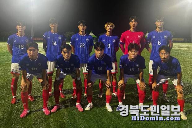 구미대 축구부 선수들이 인제대를 누른 후 기념촬영을 하고 있다.
