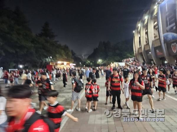 지난 24일 포항스틸러스가 전북현대를 3-1로 승리한 포항 스틸야드엔 밤늦도록 팬들로 북적였다. 사진=김명득 기자